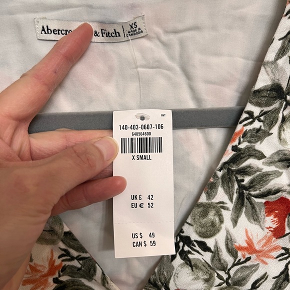 Cute mini top with tie and silver closure in front - Picture 3 of 3